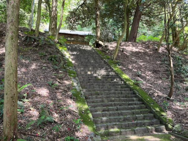 手速比咩神社下社の急な階段です。